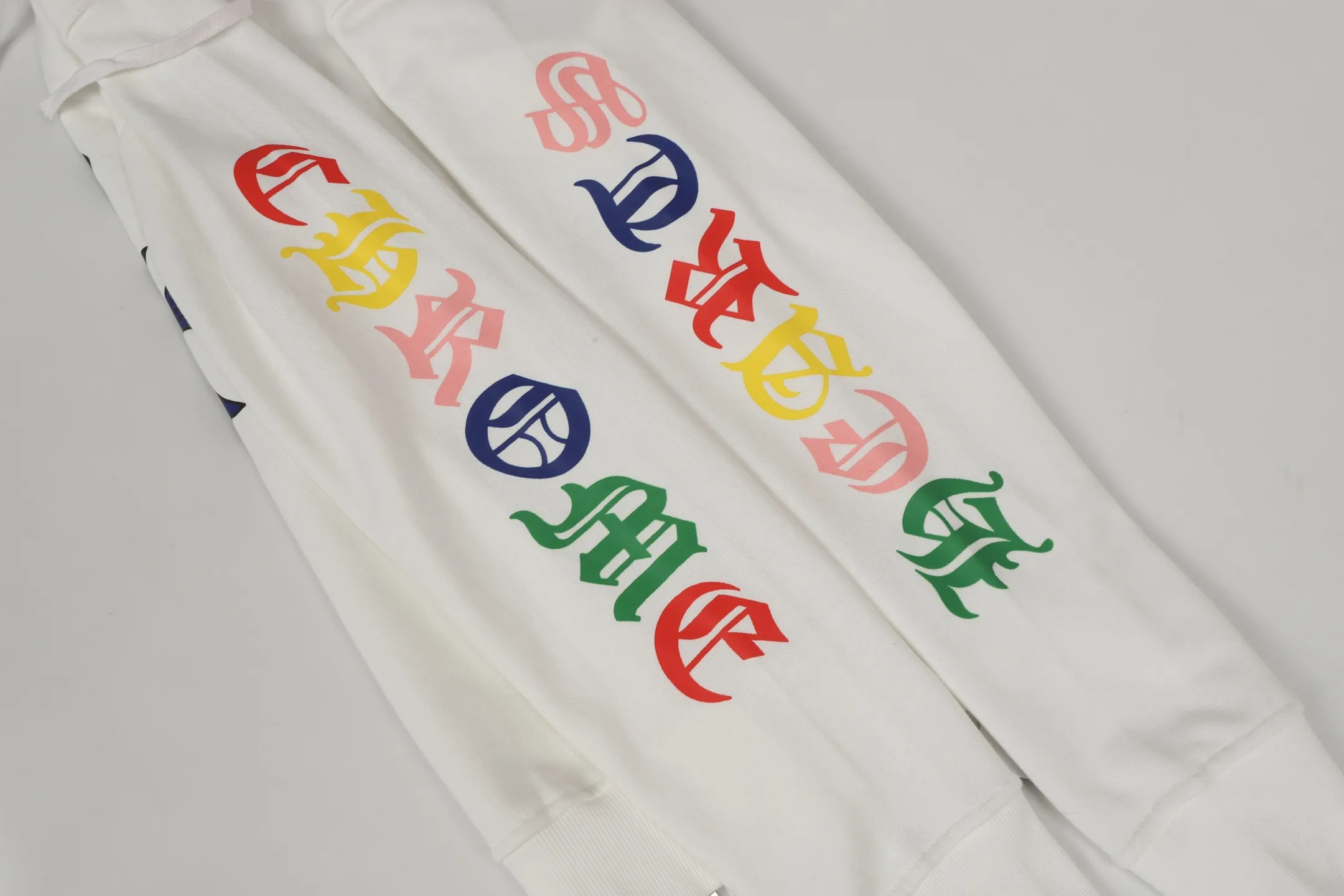 P250 cross-border model, please do not place an order if you are pursuing quality - Chrome Hearts/Chrome Hearts Colorful Cross ✝️ Printed zipper sweatshirt cardigan jacket - High weight, high density and high quality. The wool is soft, delicate and skin-friendly. It feels soft and silky. It has excellent warmth and skin-friendly properties - Custom-woven and dyed, no color difference. No matter the fabric or workmanship details, it beats the ordinary version on the market - Hardware zipper accessories are all customized, full of details - Color: black white -Size: S M L XL